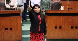 CHILPANCINGO, GUERRERO, 28DICIEMBRE2021.- La Teniente Coronel, Sandra Luz Valdovinos Salmerón rindió protesta como titular de la Fiscalía General del Estado (FGE) ante el Pleno del Congreso local, luego de que fuera designada directamente por la gobernadora Evelyn Cecia Salgado Pineda.
FOTO: CUARTOSCURO.COM