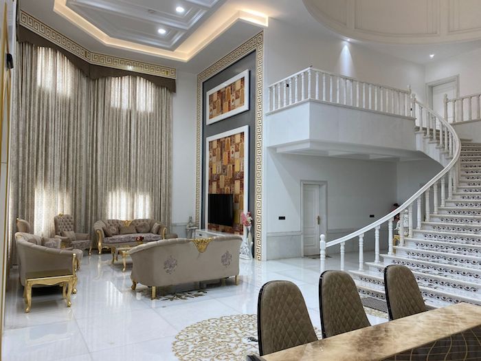 Construido con mármol blanco de Makrana, el mismo lugar de donde provino el mármol del Taj Mahal, la imitación incorpora varios aspectos del monumento, como la gran cúpula, los minaretes e incluso obras de arte similares a las del original.