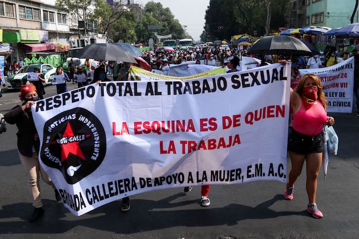 Trabajadoras sexuales del primer cuadro de la Ciudad de México marcharon el pasado 1 de mayo de la calle de Corregidora 115 hacia el Zócalo capitalino en conmemoración del Día Internacional del Trabajo, proclamado en 1889 que busca el reconocimiento del movimiento obrero alrededor del mundo.