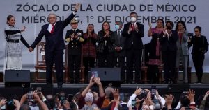 El Presidente Andrés Manuel López Obrador y su esposa Beatriz Gutiérrez Müller en el Zócalo de la Ciudad de México, donde dio su mensaje con motivo de los tres años de su Gobierno.