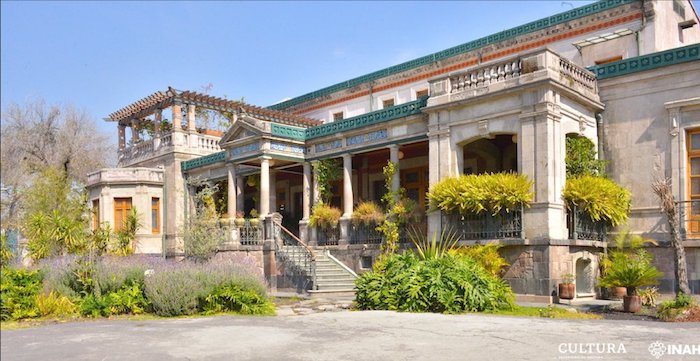 De acuerdo con la coordinadora de las excavaciones arqueológicas, Nancy Domínguez Rosas, y el antropólogo físico Eduardo García Flores, adscritos a la Dirección de Salvamento Arqueológico, los entierros se localizaron bajo el piso de la acera frontal del panteón.