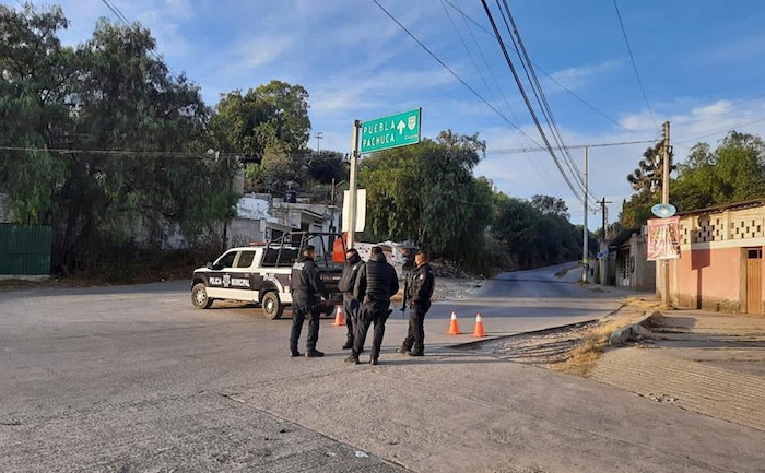 Fotografía cortesía del Diario La Región de Tula, que muestra a policías estatales vigilando las entradas al penal de Tula, hoy en el estado de Hidalgo (México).