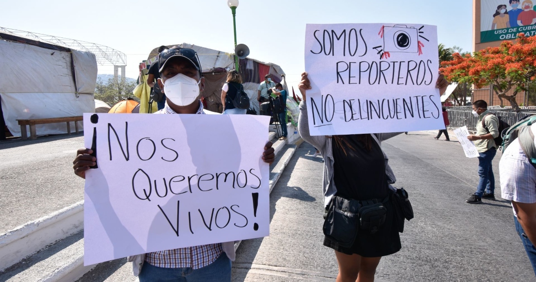 Periodistas de Chilpancingo, Guerrero, se manifestaron frente al Palacio de Gobierno, en el marco del Día Internacional de la Libertad de Prensa.