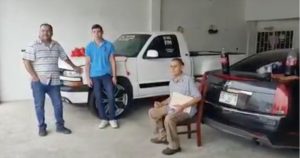 El ganador de la camioneta regresó el vehículo a su dueño original, quien la rifó para conseguir fondos para su tratamiento contra el cáncer. Foto: Captura de pantalla