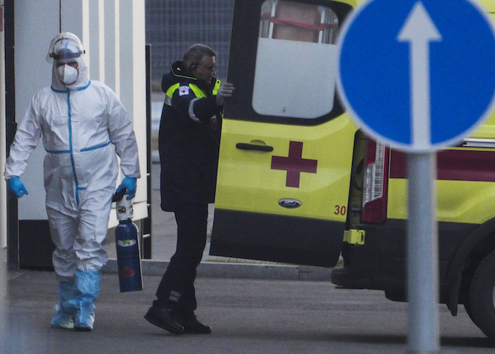 Un trabajador sanitario con ropa protectora camina en un hospital para enfermos de COVID-19 en Kommunarka, afueras de Moscú, Rusia, 22 de noviembre de 2021.