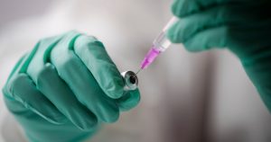 La dosis de recuerdo se administra a aquellas personas en las que la respuesta obtenida tras las dos dosis iniciales fue muy potente, pero a las que es necesario inocular de nuevo para reforzar una respuesta que se ha debilitado. Foto: Kay Nietfeld/dpa vía AP