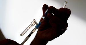 La farmacodinámica estudiará el efecto que provoca una determinada vacuna sobre el sistema inmunitario de las personas, que sufre modificaciones desde nuestro nacimiento hasta la edad adulta. Foto: Matt Rourke, AP