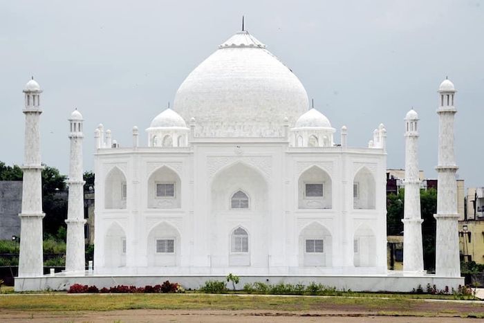 La foto sin fecha distribuida por el empresario indio Anand Prakash Chouksey muestra una casa similar al emblemático monumento Taj Mahal. Chouksey lo hizo construir como residencia para él y su esposa en Burhanpur, Madhya Pradesh, India.