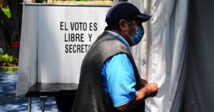 Un adulto mayor emitió su voto. Imagen utilizada para ilustrarla nota. Foto: Daniel Augusto, Cuartoscuro.