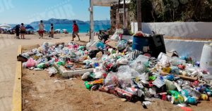 Al menos 33 toneladas de basura han sido recolectadas durante la jornada del 1 de enero. Foto: Aurora Harrison vía Sur de Acapulco.