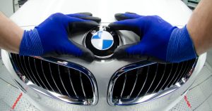 "En el futuro, los clientes de BMW podrán cambiar el color de su coche con solo presionar un botón", explicó Strella Clarke, líder del proyecto BMW iX Flow. Foto: EFE