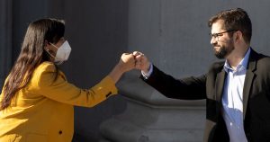 El Presidente electo de Chile, Gabriel Boric (d), y su futura Ministra de Interior y Seguridad Pública, Izkia Siches (i). Foto: Alberto Valdés, EFE