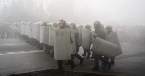Policías antidisturbios bloquean a manifestantes durante una protesta, el miércoles 5 de enero de 2022, en Almaty, Kazajistán. Foto: Vladimir Tretyakov, AP.