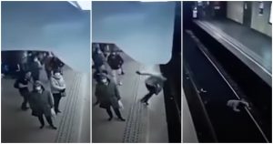 Un video captado por las cámaras de seguridad muestran el momento en el que un hombre espera la llegada del tren en la estación Rogier y, aparentemente sin motivo alguno, empuja a una mujer por la espalda hacia las vías. Foto: Captura de video.