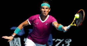 El español Rafael Nadal devuelve una pelota al canadiense Denis Shapovalov en su partido de cuartos de final del Abierto de Australia en Melbourne, Australia. Foto: AP