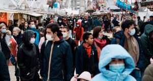 La variante Ómicron se caracteriza por una alta cantidad de mutaciones con una transmisibilidad que supera la de la variante Delta. Foto: Thibault Camus, AP