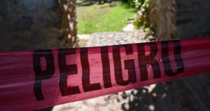 El cuerpo lo repartieron en varias bolsas negras que abandonaron en la calle 7 Norte, entre la avenida Miguel Hidalgo y la 2 Oriente en el centro de la localidad de San Gabriel Tetzoyocan. Foto: Cuartoscuro