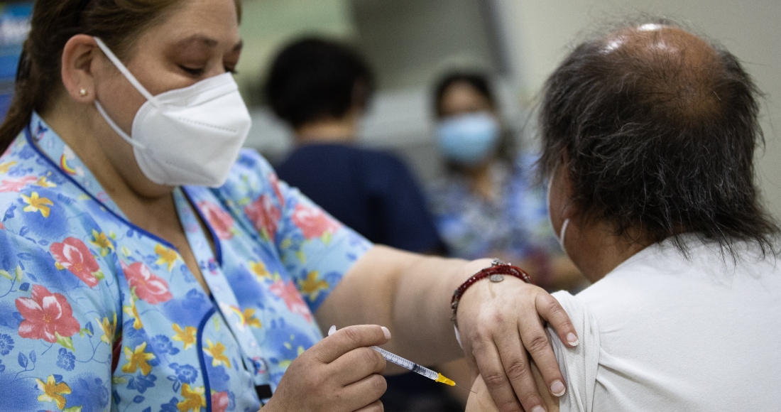 Una persona recibe una dosis de la vacuna contra la COVID-19, hoy, en un centro de vacunación de Santiago (Chile).