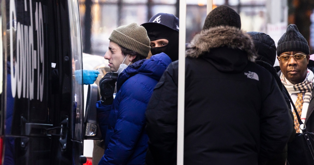 Personas se realizan la prueba para detectar la COVID-19, el 4 de enero de 2022, en Nueva York.