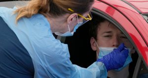 En los últimos días hemos asistido a un hecho esperado y preocupante según los medios de comunicación: la coexistencia en una persona de dos virus a la vez, el de la gripe y el SARS-CoV-2. Foto: Rick Rycroft, AP