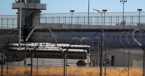 Una de las versiones que investigan las autoridades es que desde el 5 de enero ocurrió la muerte del bebé, según documentos que se hallaron en la bolsa. Foto: EFE