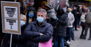 El SARS-CoV-2, el virus que causa la COVID, se transmite fundamentalmente por el aire. Foto: Seth Wenig, AP