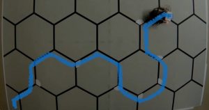 El robot empezó su proceso de aprendizaje a través de un laberinto formado por hexágonos con líneas negras, las cuales se asemejan a un panal. Foto: Eindhoven University of Technology
