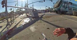 Rescatan al piloto de una avioneta que aterrizó de emergencia segundos antes de ser arrollado por un tren en Los Ángeles (Estados Unidos). Foto: Captura de pantalla.
