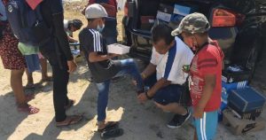 Niños vendedores de artesanías en la playa Icacos recibieron un par de tenis de regalo por parte de un vacacionista.  Foto: vía Sur de Acapulco.