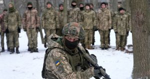 Un instructor capacita a miembros de las fuerzas de defensa de Ucrania, en un parque de Kiev. Foto: Efrem Lukatsky, AP