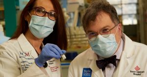 Tras el brote de SARS-CoV-2, agente causante de la COVID-19, Hotez y su compañera de investigación, María Elena Bottazzi, decidieron "sacudirle el polvo" a su vieja tecnología. Foto: Twitter vía @PeterHotez