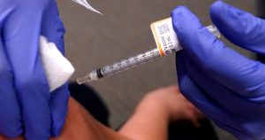 El Primer Ministro de Israel dio a conocer los primeros resultados del plan de inoculación de una cuarta dosis de vacuna contra la COVID-19. Foto: Nam Y. Huh, AP