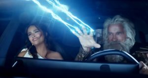 Arnold Schwarzenegger y Salma Hayek como Zeus y Hera enloquecen a la Red en su comercial para el Super Bowl. Foto: Captura de Pantalla.