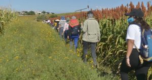 Integrantes de la brigada camino al punto de exhumación en Yecapixtla, Morelos.
Foto: : Lucía Flores/A dónde van los desaparecidos