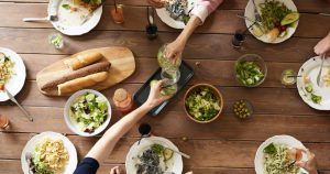 Muchos influyentes en redes sociales recomiendan este tipo de dietas (al igual que lo hacen con otros productos de salud) sin supervisión médica. Foto: EFE