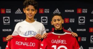 Cristiano Ronaldo Jr. recibiendo su playera del Manchester United junto a su compañero Gabriel. Foto: Instagram vía @jjnr10.