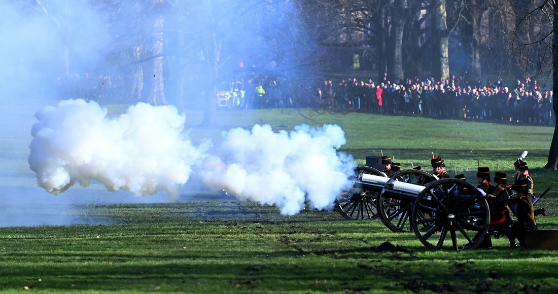 Un regimiento real disparó este lunes 41 salvas de cañón en el parque londinense de Green Park, próximo al Palacio de Buckingham, con motivo de los 70 años de reinado de Isabel II.