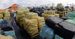Las autoridades identificaron miles de kilos de cocaína y mariguana en un buque en Fort Lauderdale, Florida. Foto: Captura de pantalla. 