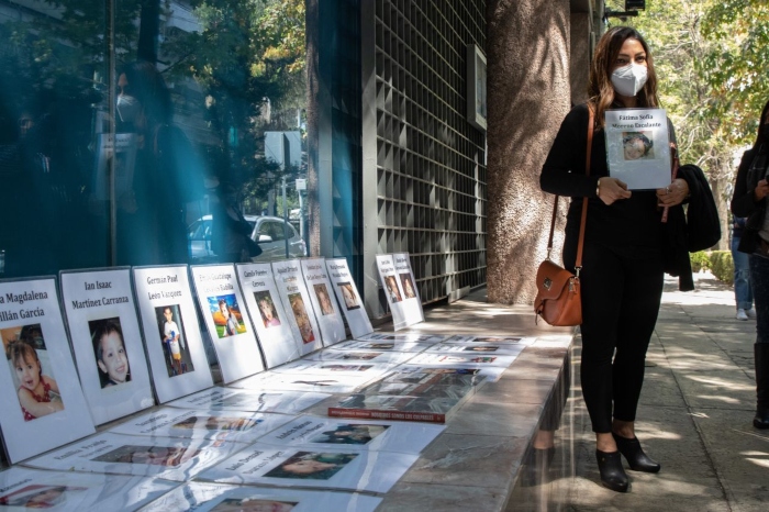 Padres y madres de menores que murieron en el incendio de la Guardería ABC en la protesta en la Embajada de España.