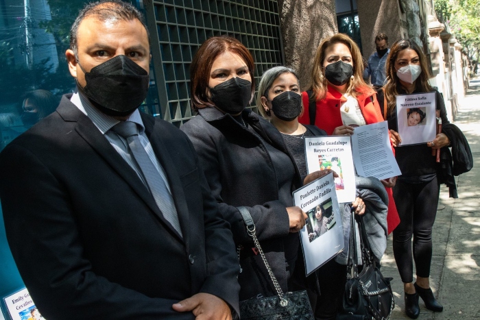 Padres de menores que murieron en el incendio de la Guardería ABC, durante la protesta en la Embajada de España para expresar su rechazo a Claudia Pavlovich Arellano.