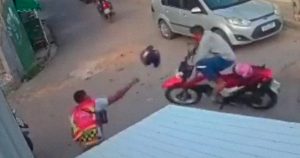Un hombre lanza un casco a la cara de un ladrón y evita el robo de una motocicleta. Foto: Captura de pantalla.