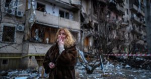 El sistema de atención de salud colapsará en muchas localizaciones o pasará a estar centrado en la atención a las heridas de guerra, no pudiendo atender a otros problemas de salud. Foto: Emilio Morenatti, AP