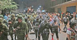 Unos 100 pobladores, que para las 11:00 de la noche rebasaban los 500 tanto de la cabecera municipal como de las comunidades cercanas de Quechultenango desde las 4:00 de la tarde habían instalado un bloqueo en la entrada del pueblo para impedir el paso del convoy que había salido de Tlanicuilulco. Foto: Lenin Ocampo Torres, El Sur