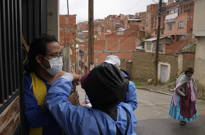 Un hombre recibe la dosis de la vacuna Moderna contra la COVID-19 durante una campaña de inmunización puerta a puerta, en La Paz, Bolivia, el lunes 17 de enero de 2022.