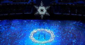 Un grupo de bailarines realiza su presentación durante la ceremonia de inauguración de los Juegos Olímpicos de Invierno 2022, el viernes 4 de febrero de 2022, en Beijing. (AP Foto/Jeff Roberson)


