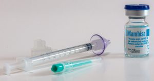 La directora de investigaciones clínicas del Centro de Ingeniería Genética y Biotecnología (CIGB) cubano, Verena Muzio, dijo que el compuesto tiene la capacidad de prevenir la propagación del coronavirus. Foto: Twitter vía @CIGBCuba