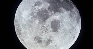 En la actualidad, la Luna carece de campo magnético. Los modelos de su núcleo sugieren que probablemente era demasiado pequeña y no tenía la fuerza convectiva para haber producido uno continuamente fuerte. Foto: NASA