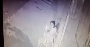 La señora se aferró a su nieta de año y medio para evitar que un desconocido se la llevara. Foto: Captura de pantalla.