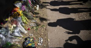 La capacidad de un objeto para absorber, transmitir o reflejar los fotones también afectará a su sombra. Foto: Robert Bumsted, Associated Press