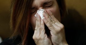 En general, casi cualquier enfermedad que produce inflamación acaba dando lugar a estos síntomas comunes que también incluyen debilidad y dolor muscular y dolor articular. Foto: EFE